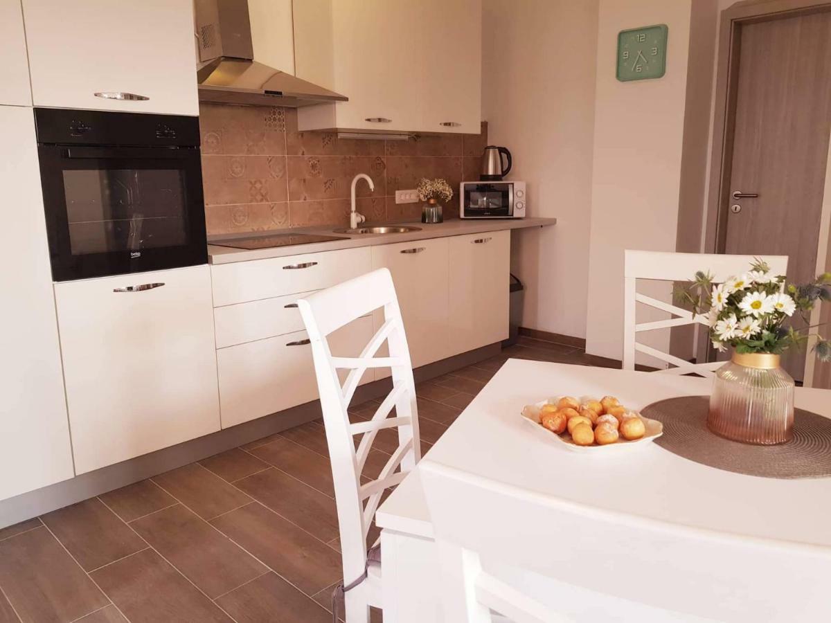 Apartmani Luce I Miho Nin Esterno foto